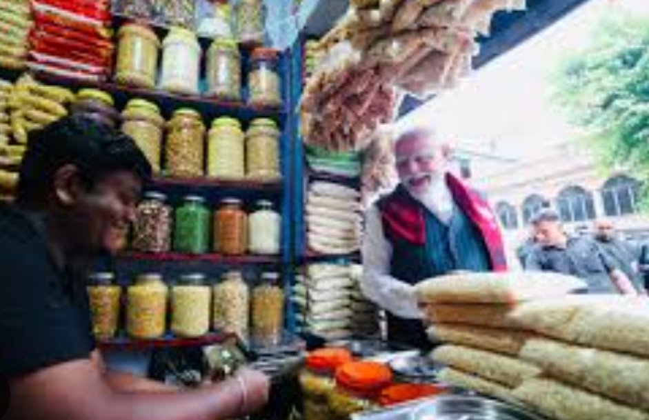 ଝାଲମୁଢି ଖାଇଲେ ମୋଦୀ, ଦୋକାନୀ କହିଲେ ସବୁଠାରୁ ବଡ଼ ସୁଯୋଗ ହରାଇଲି 