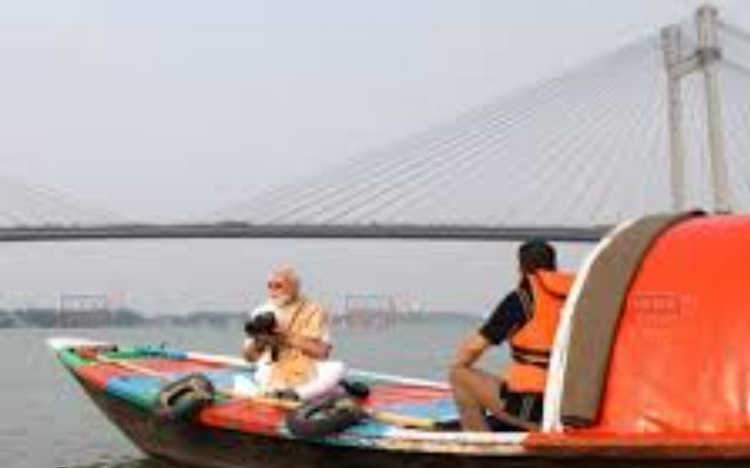 ହୁଗୁଳୀ ନଦୀରେ ଡଙ୍ଗା ଯାତ୍ରା କଲେ ପ୍ରଧାନମନ୍ତ୍ରୀ