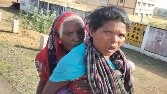 ୧୫ ଶହ ଟଙ୍କା ପାଇଁ ଶାଶୂକୁ ପିଠିରେ ବୋହି ନେଉଛି ବୋହୂ