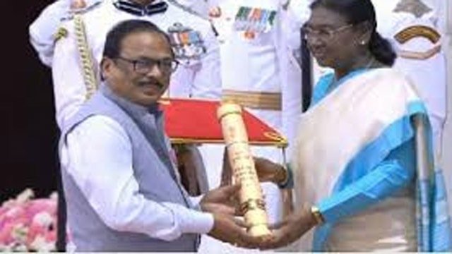 ଶିକ୍ଷାବିତ ଡକ୍ଟର ମହେନ୍ଦ୍ର ମିଶ୍ରଙ୍କୁ ପଦ୍ମଶ୍ରୀ ପୁରସ୍କାର