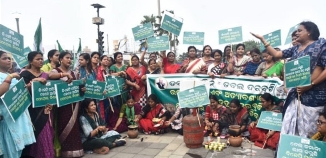 ରାସ୍ତାରେ ଚୁଲି ଜାଳି ପ୍ରତିବାଦ କଲେ ମହିଳା କର୍ମୀ