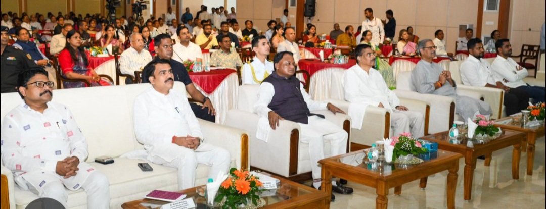 ଲୋକଭବନର ନ୍ୟୁ ଅଭିଷେକ ହଲରେ ‘ମନ୍‌କୀ ବାତ୍’ କାର୍ଯ୍ୟକ୍ରମ ଶୁଣିଲେ ରାଜ୍ୟପାଳ, ମୁଖ୍ୟମନ୍ତ୍ରୀ ଓ ମନ୍ତ୍ରୀ
