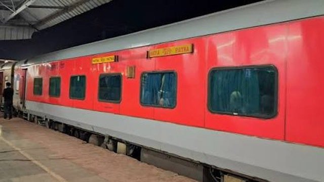 ପାଟଳିପୁତ୍ର ଷ୍ଟେସନରେ ଟ୍ରେନ୍‌କୁ ପଥରମାଡ଼