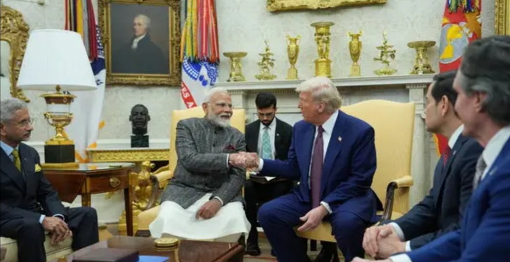 ମୋଦୀଙ୍କ କାନ୍ଧ ଥାପୁଡ଼େଇଲେ ଟ୍ରମ୍ପ 