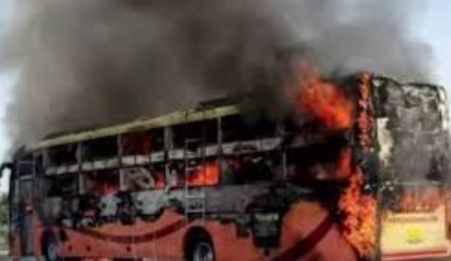 ଜାତୀୟ ରାଜପଥରେ ଜଳିଗଲା ଯାତ୍ରୀବାହୀ ବସ୍