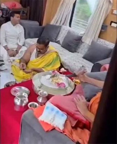 ଚଳନ୍ତା ଟ୍ରେନରେ ଅଗ୍ନି କୁଣ୍ଡ, ପୂଜାପାଠ