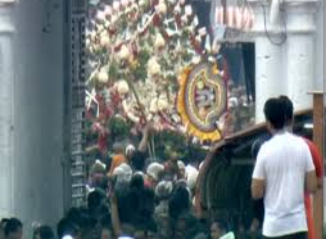 ସେବାୟତଙ୍କ କାନ୍ଧରେ ଝୁଲି ଝୁଲି ଆସୁଛନ୍ତି ପ୍ରଭୁ ବଳଭଦ୍ର 