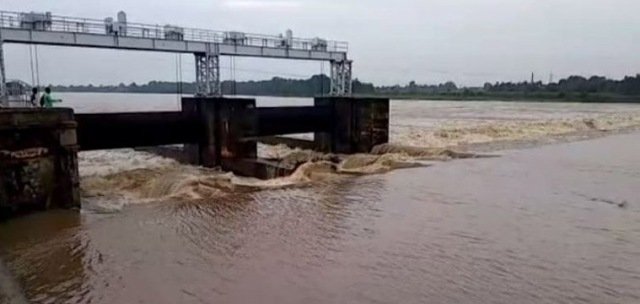 ନଦୀର ଜଳ ସ୍ତର ବୃଦ୍ଧି, ବିପଦପୂର୍ଣ୍ଣ ଅଞ୍ଚଳରୁ ଲୋକଙ୍କୁ ସ୍ଥାନାନ୍ତର