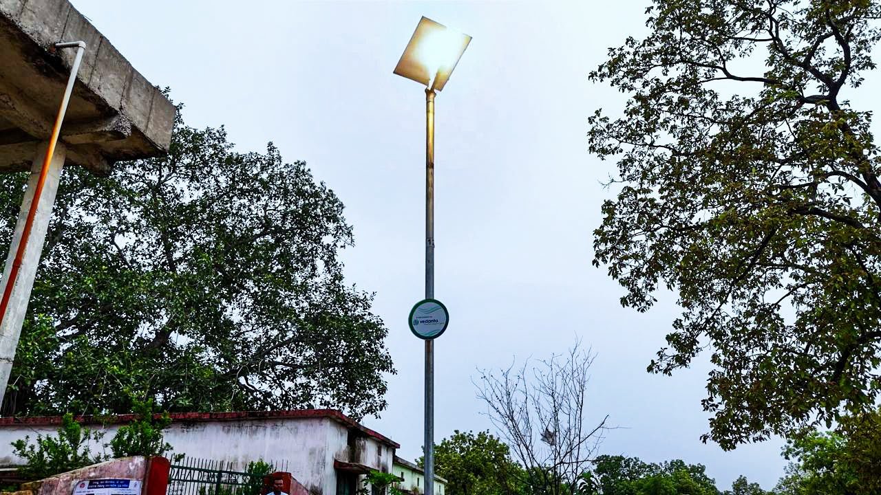 ବେଦାନ୍ତ ଆଲୁମିନିୟମ କୋଇଲା ଖଣି ପ୍ରକଳ୍ପ ଜ୍ୟୋତି ଅଧୀନରେ ଝାରସୁଗୁଡ଼ା ଏବଂ ସୁନ୍ଦରଗଡ ଜିଲ୍ଲାର ୨୨,୦୦୦ ପରିବାରକୁ ସୌର ଶକ୍ତି ଚାଳିତ ଆଲୋକ ପ୍ରଦାନ କରୁଛି