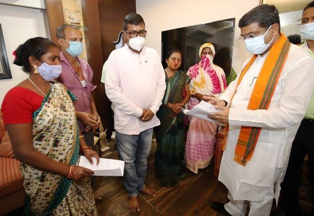 ଭୁବନେଶ୍ୱରର ବସ୍ତି ବାସିନ୍ଦାଙ୍କୁ ସ୍ଥାୟୀ ଜମି ପଟ୍ଟା ଓ ଘର ଯୋଗାଇବା ପାଇଁ ବିଭାଗୀୟ କେନ୍ଦ୍ରମନ୍ତ୍ରୀଙ୍କ ସହ କଥା ହେବି - ଧର୍ମେନ୍ଦ୍ର ପ୍ରଧାନ