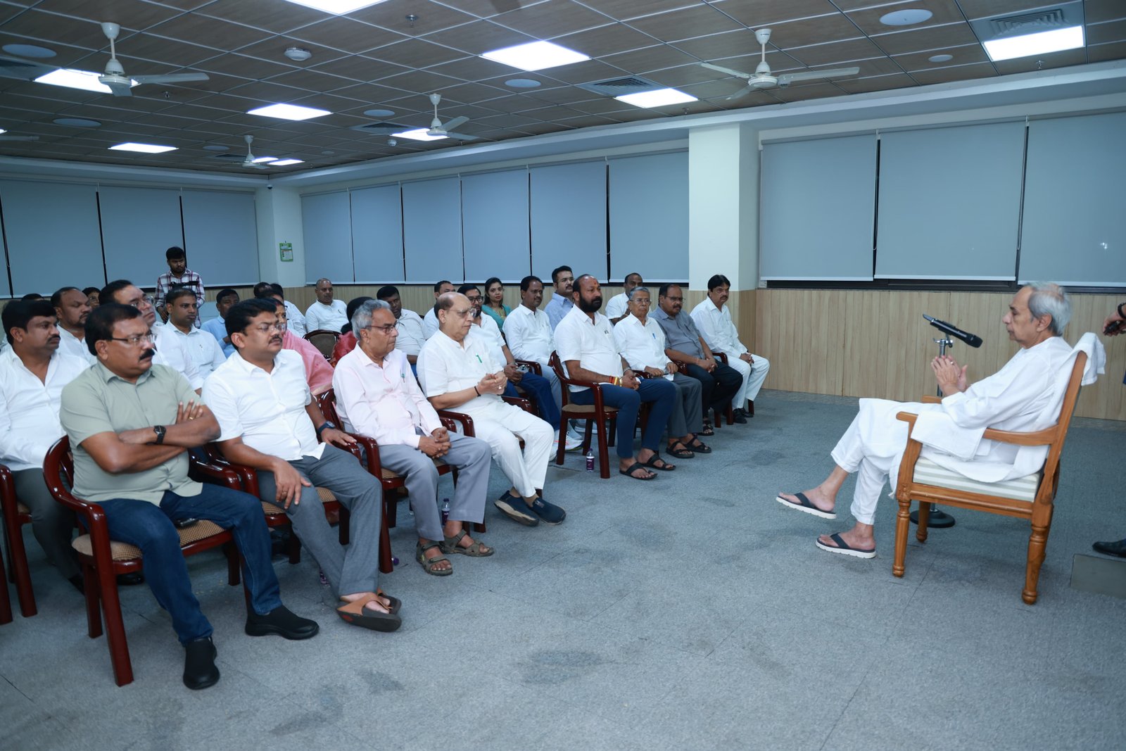 ପାଠ୍ୟ ପୁସ୍ତକରେ ତ୍ରୁଟି ପାଇଁ ଉତ୍ତରଦାୟୀତ୍ୱ ନେଇ ଶିକ୍ଷାମନ୍ତ୍ରୀ ଇସ୍ତଫା ଦେବା ...
