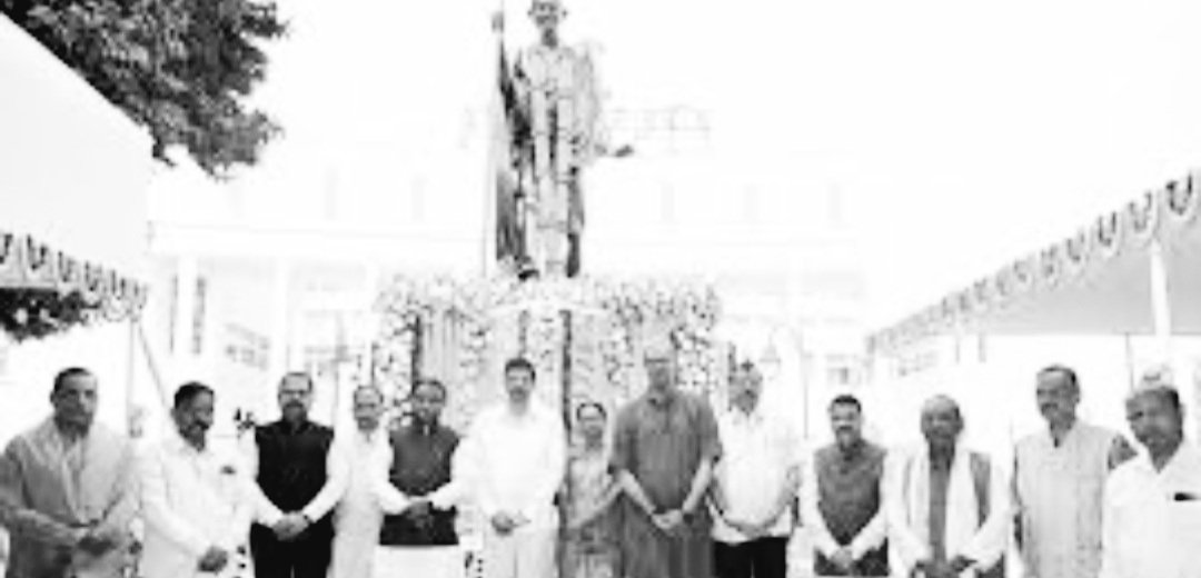 ଗାନ୍ଧୀଙ୍କ ପ୍ରତିମୂର୍ତ୍ତି ନିକଟରେ ଶ୍ରାଦ୍ଧସୁମନ ଅର୍ପଣ କଲେ ମୁଖ୍ୟମନ୍ତ୍ରୀ 