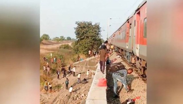 ଚେକିଂ  ଭୟରେ ଚଳନ୍ତା ଟ୍ରେନରୁ ଡେଇଁଲେ ଯାତ୍ରୀ