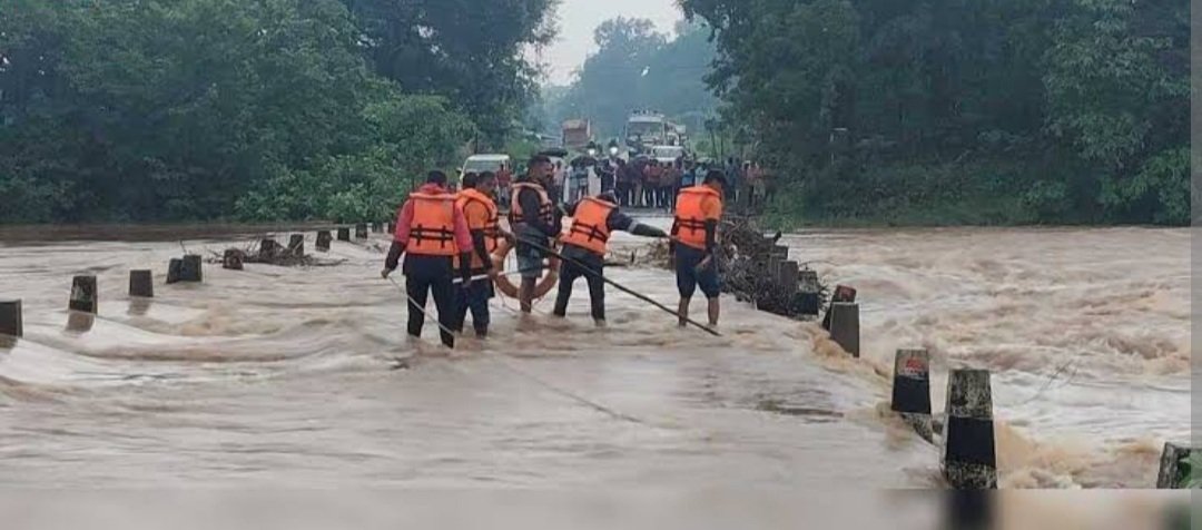  ଗର୍ଭବତୀ ମହିଳାଙ୍କୁ ଷ୍ଟ୍ରେଚରରେ ସ୍ଥାନାନ୍ତର କଲେ ଓଡିଆରଏଏଫ ଦଳ