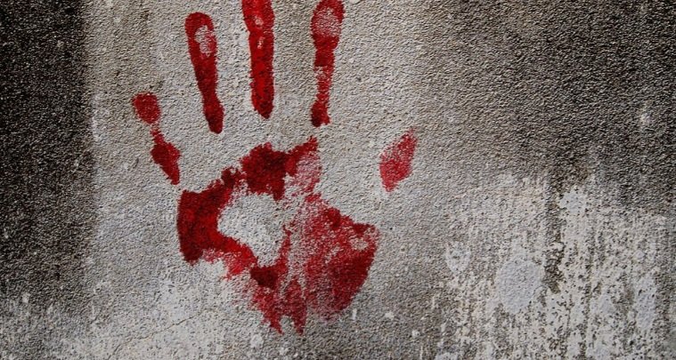 ନୃଶଂସ କାଣ୍ଡ : ଯୁବତୀଙ୍କୁ ଅଖାରେ ବାନ୍ଧି ଫିଙ୍ଗିଦେଲେ