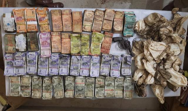 କର୍ମଚାରୀଙ୍କ ବେକରେ ଛୁରୀ ଲଗାଇ ବ୍ୟାଙ୍କ ଡକାୟତି, ଯୁବକ ଗିରଫ