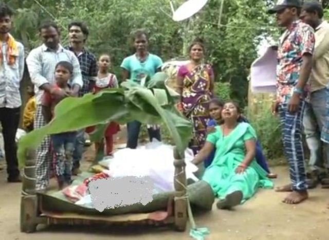 ଜନ୍ମ ହୋଇ ତଳେ ପଡିଗଲା ଶିଶୁ : ମା’ ଓ ଶିଶୁର ମୃତ୍ୟୁ