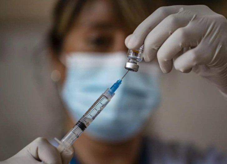 ଟିକା ପାଇଁ ଦଳାଚକଟା, ୧୨୦ ଟିକା ପାଇଁ ଶହ ଶହ ଲୋକ