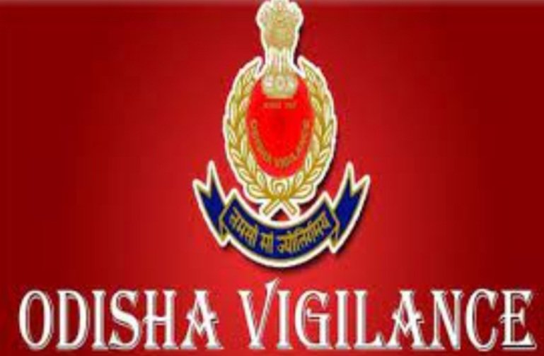 ଲାଞ୍ଚ ନେଉଥିବା ବେଳେ ଆରଆଇଙ୍କୁ ଧରିଲା ଭିଜିଲାନ୍ସ