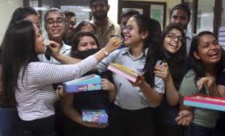 ଯୁକ୍ତ ଦୁଇ ପରୀକ୍ଷା ଫଳ ପ୍ରକାଶ, ଛାତ୍ରଙ୍କୁ ପଛରେ ପକାଇଲେ ଛାତ୍ରୀ