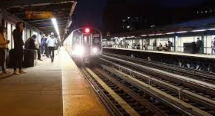 ଟ୍ରେନ ଆଗକୁ ଡେଇଁ ଯୁବକଙ୍କ ଆତ୍ମହତ୍ୟା, ଛାତିଥରା ଭିଡିଓ ହେଉଛି ଭାଇରାଲ