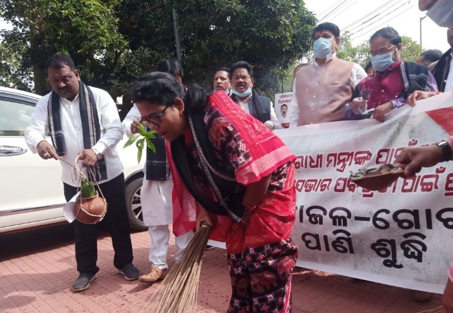 ଗୋବର ପାଣି ଓ ଗଙ୍ଗାଜଳ ସିଞ୍ଚନ କଲେ ବିଜେପି ବିଧାୟକ