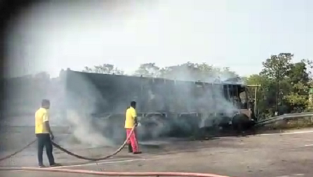 ରାସ୍ତାରେ ହୁତୁହୁତୁ ହୋଇ ଜଳିଲା ଟ୍ରକ୍‌ 