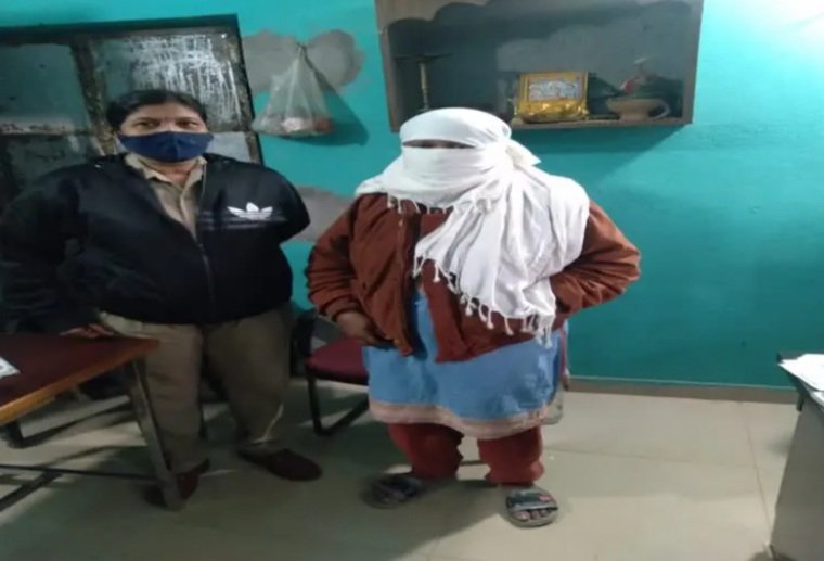  ବରିଷ୍ଠ ନାଗରିକଙ୍କୁ ଚୂନ ଲଗାଇଲେ ଲେଡି ଆସିଷ୍ଟାଣ୍ଟ ବ୍ୟାଙ୍କ ମ୍ୟାନେଜର