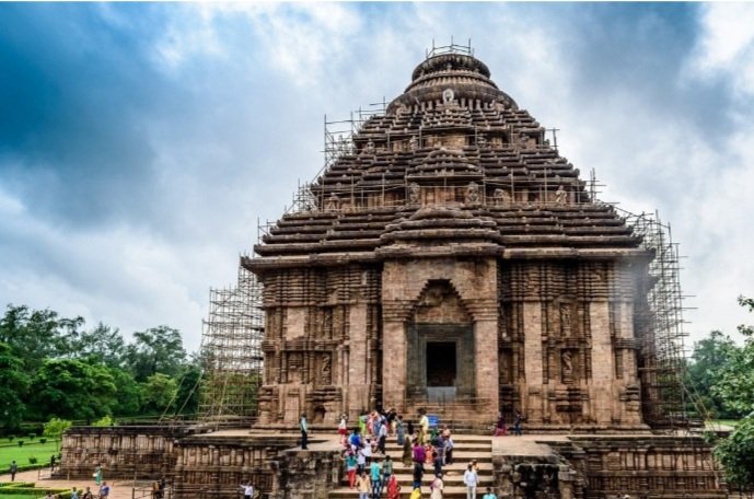 କୋଣାର୍କ ମନ୍ଦିରରେ ଧସେଇ ପସିଲେ ହଜାର ହଜାର ସଂଖ୍ୟକ ପର୍ଯ୍ୟଟକ